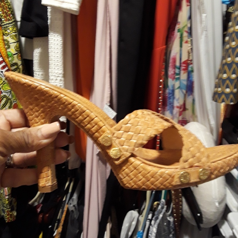 Cleaning out my closet plenty of shoes